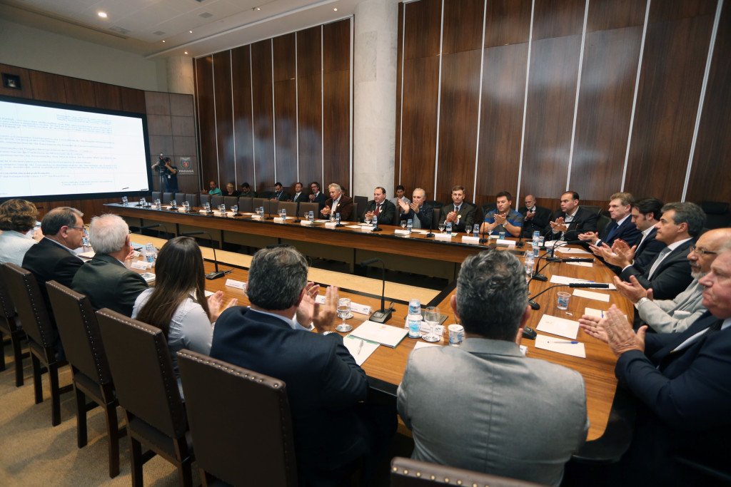 O governador Beto Richa durante a posse do Conselho Deliberativo e Consultivo da Coordenação da Região Metropolitana de Curitiba, (Comec). Curitiba, 06/10/2015. Foto: Orlando Kissner/ANPr